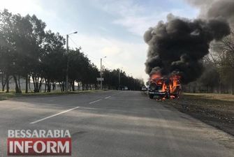 В Одеській області на ходу загорівся поліцейський автомобіль
