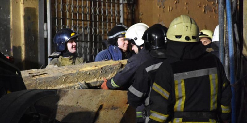 Спасатели продолжают работы на месте пожара в Одессе