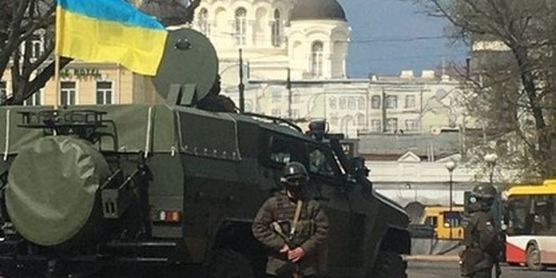 В Одессе и области заметили блокпосты и военную технику: фото и видео