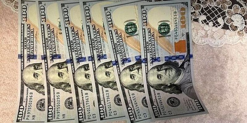 Украинцы могут получить фальшивые доллары: где аферисты распространяли подделки