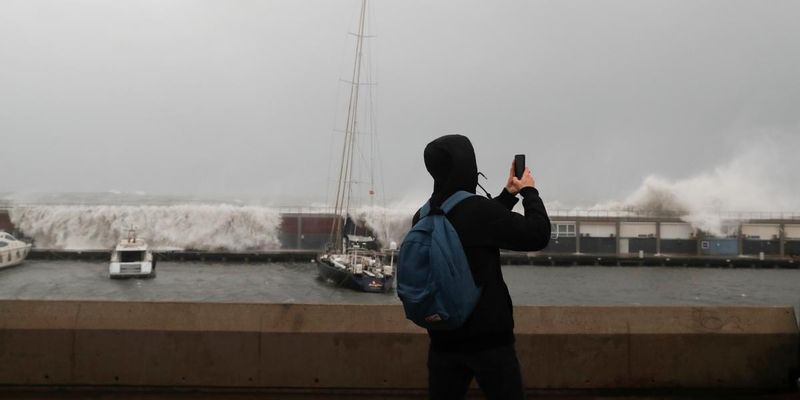 Як на популярному серед туристів східному узбережжі Іспанії переживають руйнівний ураган "Глорія"