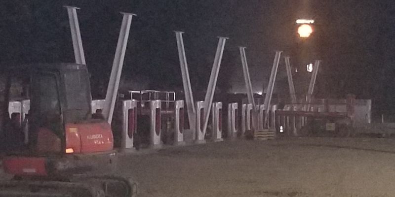 Tesla будує найбільшу станцію Supercharger в світі: опубліковані фото з будмайданчика