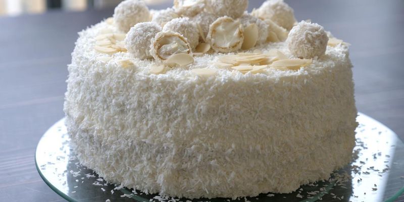 Смачний торт рафаелло без випічки за 15 хвилин: вийде навіть у новачків