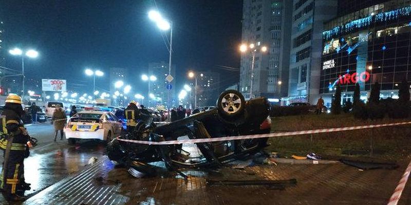 У Києві з мосту на тротуар впав автомобіль