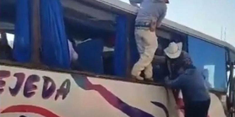 В Мексике автобус врезался в дом, 19 погибших