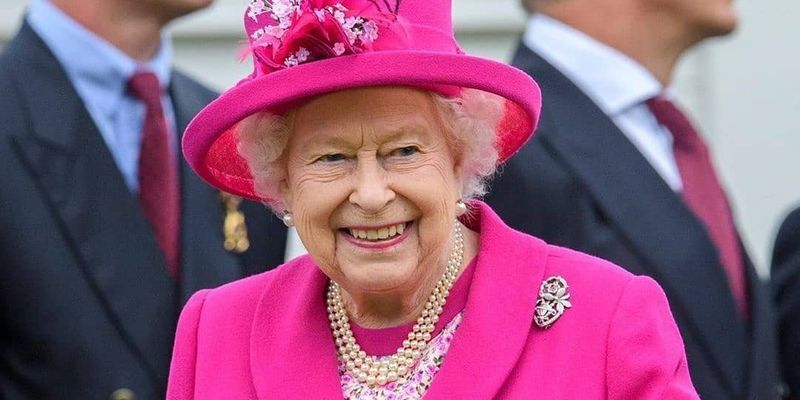 У кольорі фуксії: усміхнена Єлизавета II приміряла найяскравіше вбрання на турнірі з поло