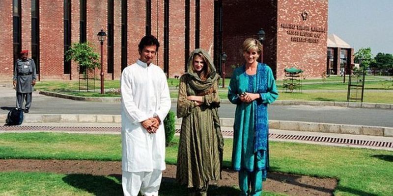 У стилі Діани: Кейт Міддлтон приміряла національний пакистанський одяг для візиту мечеті – фото