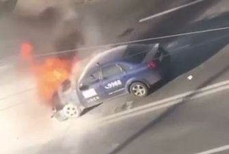 В Киеве посреди дороги загорелся Uber: появилось жуткое видео