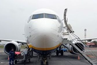 ЧП в аэропорту Одессы: птица попала в двигатель самолета