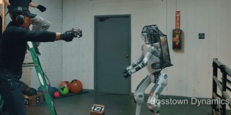 "Доиграетесь, кожаные ублюдки": сеть взорвало видео с местью роботов