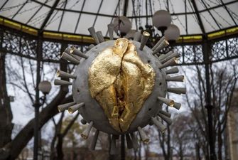 В Одесі демонтували золоту скульптуру з жіночим статевим органом