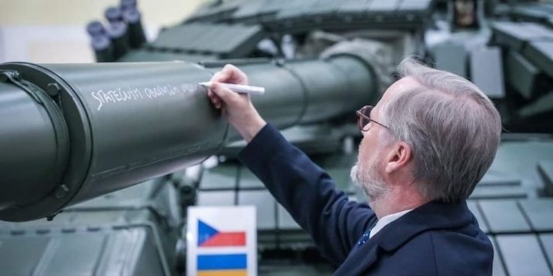 Премьер Чехии лично подписал танк Т-72, который передают Украине