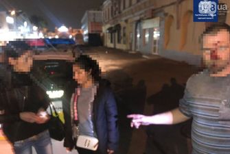 Отобрали телефон: Две женщины в Одессе ночью избили мужчину