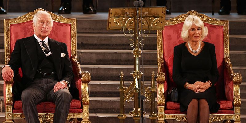Король Чарльз III и королева-консорт Камилла на троне: первые фото