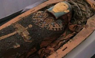 В Египте обнаружили гробницы с мумиями и саркофаг с изображением дочери бога Тота: впечатляющие фото и видео