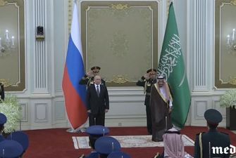В Саудовской Аравии оркестр не попадал в ноты, исполняя российский гимн перед Путиным
