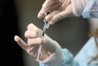 Понад 38 мільйонів людей на планеті вакцинувались від коронавірусу, а українцям поки лише обіцяють