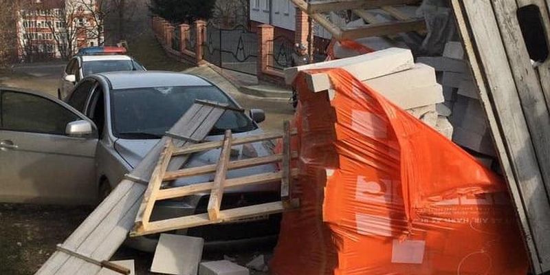 У Тернополі водій вантажівки випадково підняв кузов і скинув будматеріали на іномарку