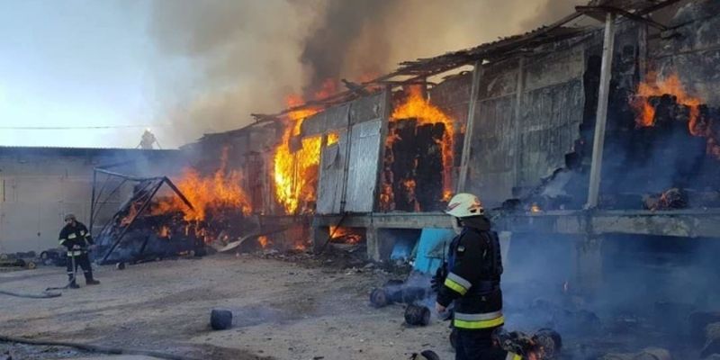 На Харьковщине из-за обстрела сгорел торговый центр