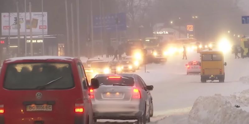 В Киеве из-за мощного снегопада транспортный коллапс: коммунальщики работают в режиме нон-стоп