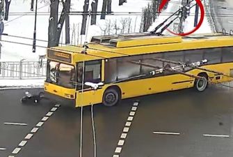 В Киеве троллейбус снес женщину: видео