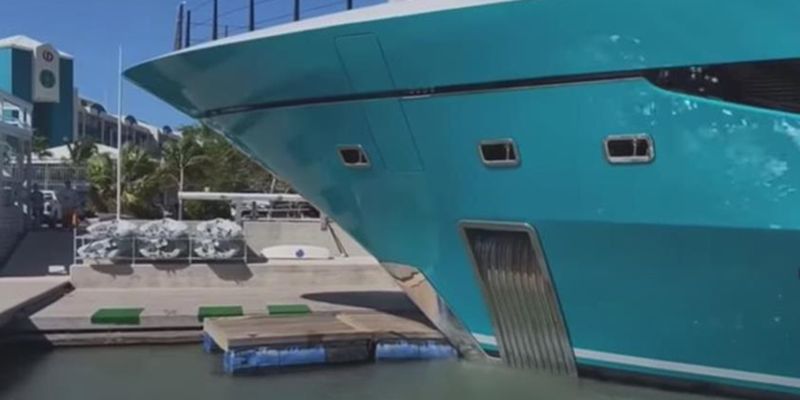 На Карибах роскошная яхта врезалась в причал