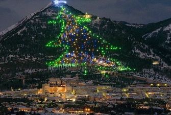 В Италии засверкала самая огромная в мире елка: волшебные фото и видео