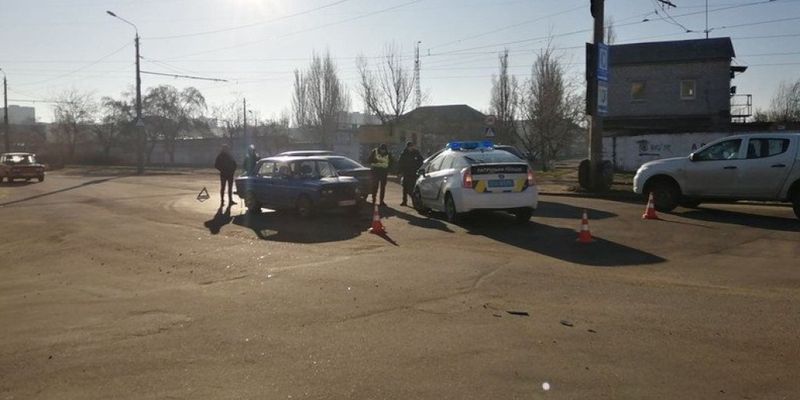 В Николаеве столкнулись «ВАЗ» и BMW, есть пострадавшая