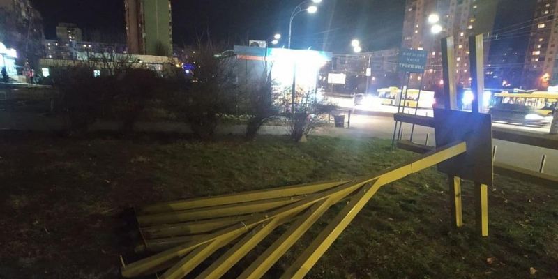 Неизвестные повалили Ханукию на Троещине в Киеве