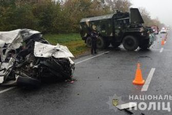Машина врезалась в военный грузовик, есть жертвы. ВИДЕО и ФОТО