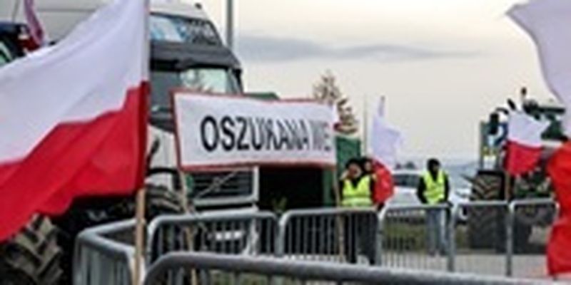Зеленский ответил на блокаду границы поляками