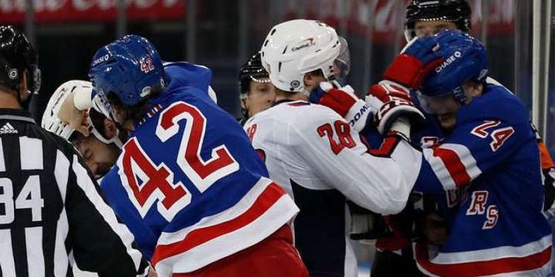 В НХЛ влаштували грандіознішу бійку в історії. Росіянин нападав з ключкою