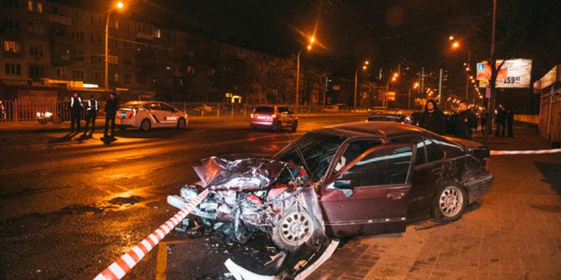 В Киеве BMW вылетел на остановку с людьми: подробности ДТП и видео
