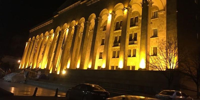 У Тбілісі активісти знову встановлюють намети перед будівлею парламенту