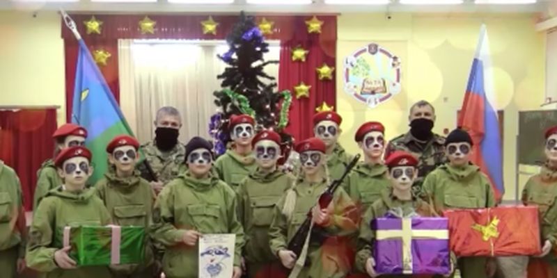 Загримированные под похищенного в Херсоне енота российские школьники устроили странную акцию