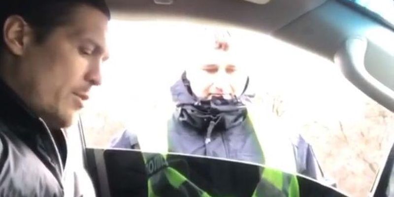 "Фотку з нами зробите?": у мережі з'явилося відео, як поліцейські зупинили Усика на дорозі