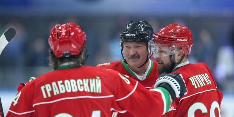 "С хоккеистами руки пожимаем": Лукашенко не верит в коронавирус