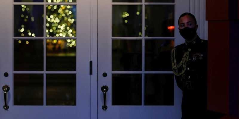 К Рождеству готовы: Белый дом в Вашингтоне украсили к праздникам