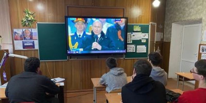 Заложники ситуации: студентов в Мариуполе "зомбируют" под наблюдением российских кураторов