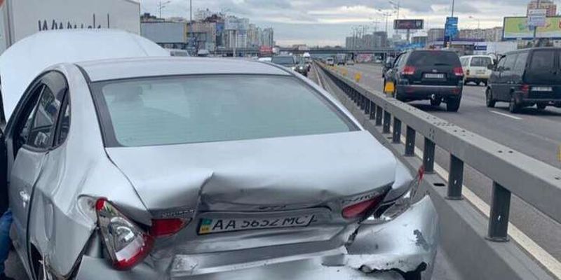 У Києві водій Mitsubishi влетів у Hyundai і втік з місця ДТП
