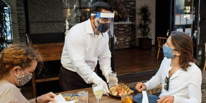 Пластиковые «маски» работников кафе и ресторанов не защищают от коронавируса – Минздрав