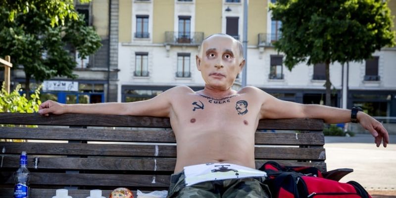 Полиция в Женеве изъяла у активистов банку с надписью "Новичок" для съемок фильма о Путине, - СМИ