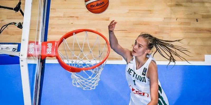 За сборную Литвы в отборе на Евробаскет-2021 дебютировала 13-летняя баскетболистка