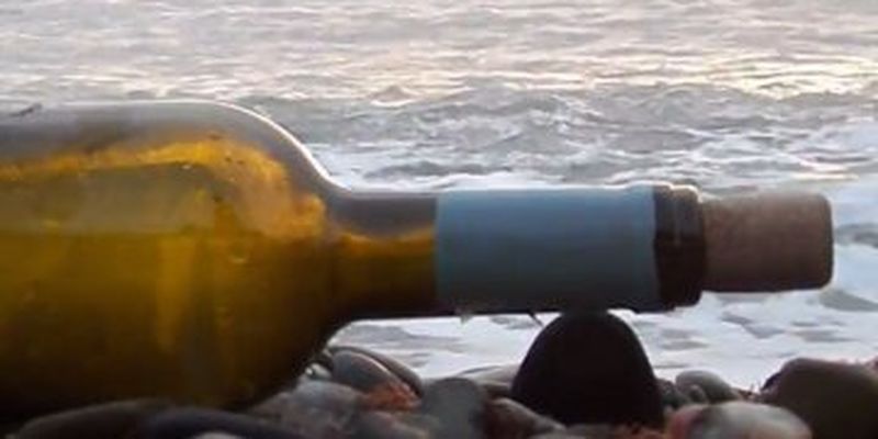 Плавало в морі 130 років: жінка знайшла на березі старовинне послання, запечатане у пляшці