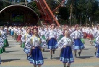 В Харькове 400 танцоров исполнили гопак и установили рекорд
