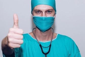​Украинским медикам подняли зарплаты: сколько будут получать врачи и медсестры