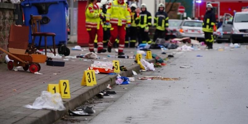 Среди пострадавших от наезда авто в Германии — 18 детей