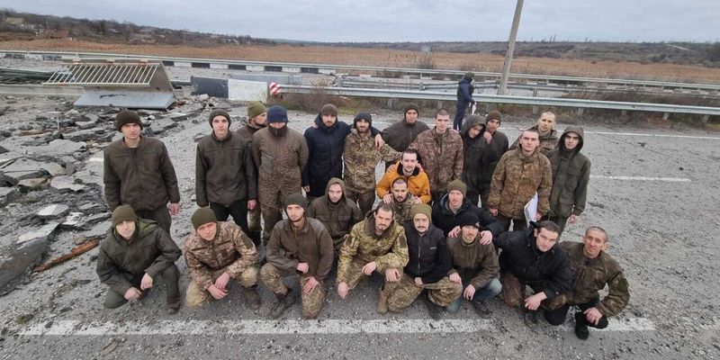 Украина вернула из российского плена защитников острова Змеиный и бойцов из Мариуполя