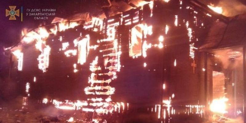 В Закарпатской области огонь уничтожил деревянную церковь