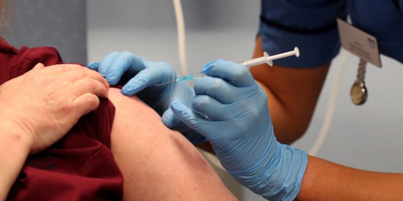 Турция начала вакцинировать от COVID людей 50+